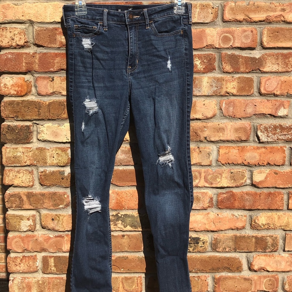 HOLLISTER MEDIUM WASH RIPPED JEANS